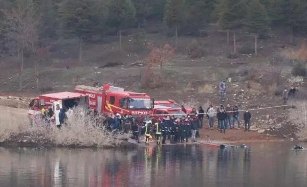 Gölete uçan araçtaki kayıp 2 arkadaştan 1'inin cesedine ulaşıldı