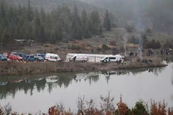 Gölete Uçan Araçtaki Kayıp 2 Arkadaştan 1'Inin Cesedine Ulaşıldı 3 Gölete uçan araçtaki kayıp 2 arkadaştan 1'inin cesedine ulaşıldı (2)