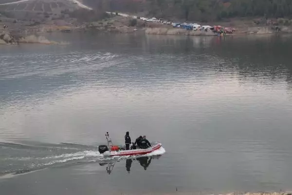 Gölete uçan araçtaki kayıp 2 arkadaştan 1'inin cesedine ulaşıldı