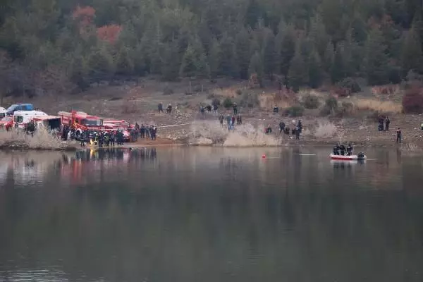 Gölete uçan araçtaki kayıp 2 arkadaştan 1'inin cesedine ulaşıldı