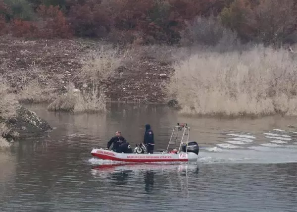 Gölete uçan araçtaki kayıp 2 arkadaştan 1'inin cesedine ulaşıldı