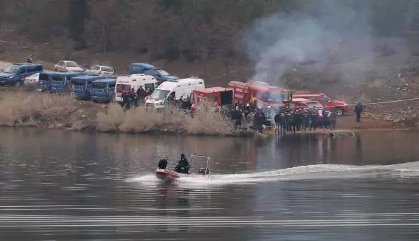 Gölete uçan araçtaki kayıp 2 arkadaştan 1'inin cesedine ulaşıldı