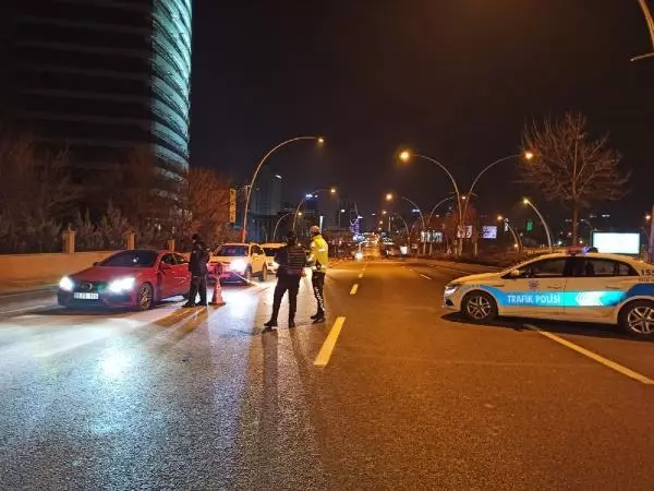 İHH ekibinden, kısıtlamada görev yapan polis ekiplerine çorba ikramı İHH ekibinden, kısıtlamada görev yapan polis ekiplerine çorba ikramı