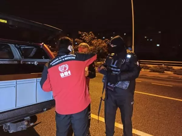 İHH ekibinden, kısıtlamada görev yapan polis ekiplerine çorba ikramı İHH ekibinden, kısıtlamada görev yapan polis ekiplerine çorba ikramı