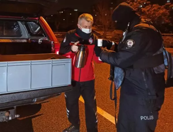 İHH ekibinden, kısıtlamada görev yapan polis ekiplerine çorba ikramı İHH ekibinden, kısıtlamada görev yapan polis ekiplerine çorba ikramı