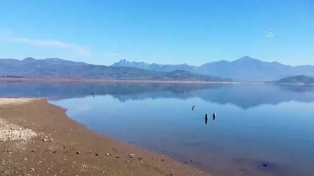 KAHRAMANMARAŞ - Baraj suları çekilince eski köy ortaya çıktı KAHRAMANMARAŞ - Baraj suları çekilince eski köy ortaya çıktı