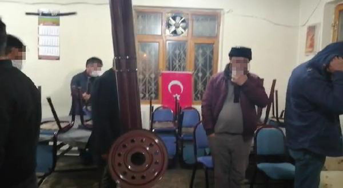 Kısıtlamaya rağmen açık kahvede oturan 11 kişiye 38 bin lira ceza