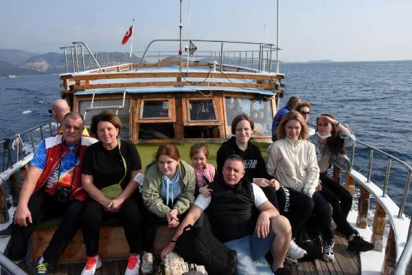 Rus turistlerin Demre'de deniz keyfi