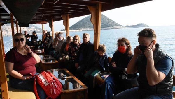 Rus turistlerin Demre'de deniz keyfi