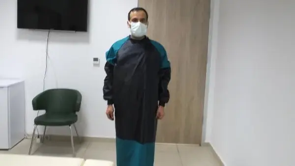 Sağlık çalışanlarına koruyucu önlük dikiyorlar Sağlık çalışanlarına koruyucu önlük dikiyorlar