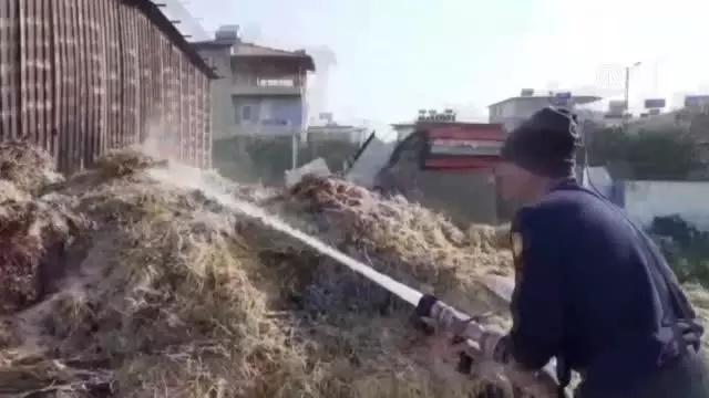 Saman ve buğday yüklü depoda çıkan yangın söndürüldü Saman ve buğday yüklü depoda çıkan yangın söndürüldü