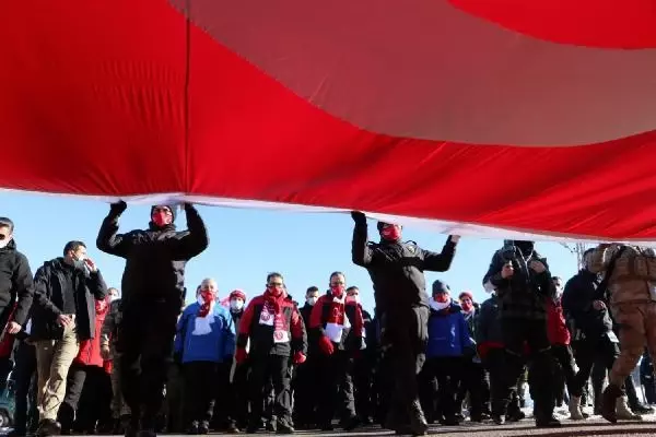 Son dakika haberi! Sarıkamış şehitleri için eksi 14 derecede, koronavirüs tedbirli anma Son dakika haberi! Sarıkamış şehitleri için eksi 14 derecede, koronavirüs tedbirli anma