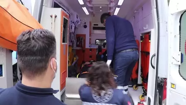 Tır beton bariyere çarptı: 2 yaralı Tır beton bariyere çarptı: 2 yaralı