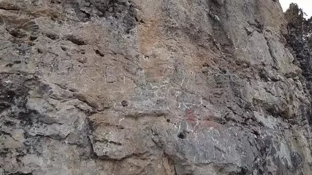 Tufanbeyli'de tarihi kaya mezarlar ve kabartmaların tahrip edildiği iddiası Tufanbeyli'de tarihi kaya mezarlar ve kabartmaların tahrip edildiği iddiası