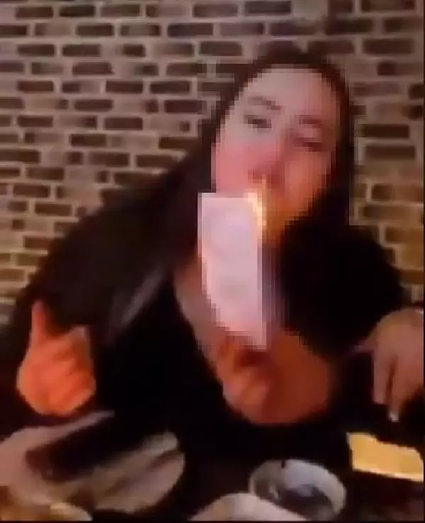 Sosyal medyayı ayağa kaldıran görüntü! 200 lira ile sigaralarını yaktılar
