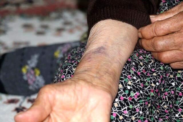 Vicdansızlar! Yaşlı kadına işkence edip bileziklerini gasp ettiler Vicdansızlar! Yaşlı kadına işkence edip bileziklerini gasp ettiler