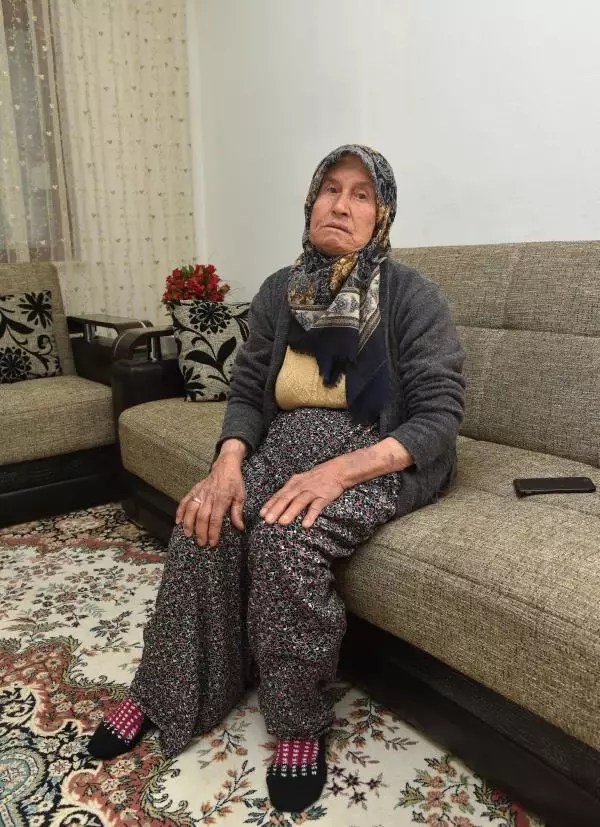 Birkaç bilezik için yaşlı kadını kendi evinde darbettiler Birkaç bilezik için yaşlı kadını kendi evinde darbettiler