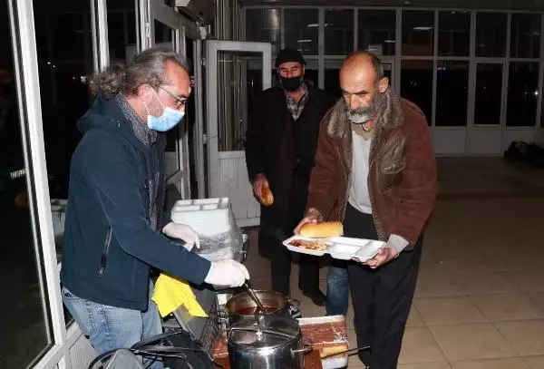 6 yaşındaki oğlunu tümörden kaybetti, 7 yıldır otogardaki evsizleri doyuruyor 6 yaşındaki oğlunu tümörden kaybetti, 7 yıldır otogardaki evsizleri doyuruyor