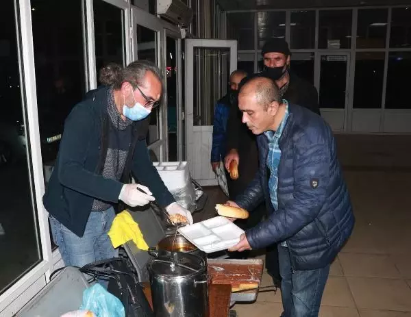 6 yaşındaki oğlunu tümörden kaybetti, 7 yıldır otogardaki evsizleri doyuruyor 6 yaşındaki oğlunu tümörden kaybetti, 7 yıldır otogardaki evsizleri doyuruyor