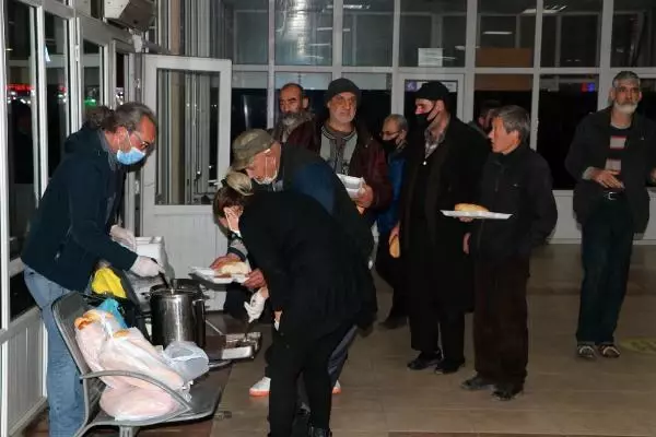 6 yaşındaki oğlunu tümörden kaybetti, 7 yıldır otogardaki evsizleri doyuruyor 6 yaşındaki oğlunu tümörden kaybetti, 7 yıldır otogardaki evsizleri doyuruyor