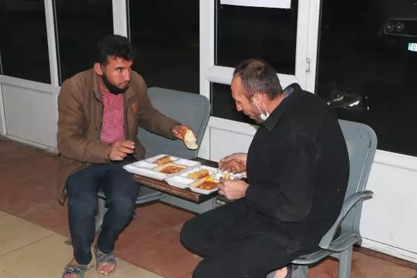 6 yaşındaki oğlunu tümörden kaybetti, 7 yıldır otogardaki evsizleri doyuruyor 6 yaşındaki oğlunu tümörden kaybetti, 7 yıldır otogardaki evsizleri doyuruyor