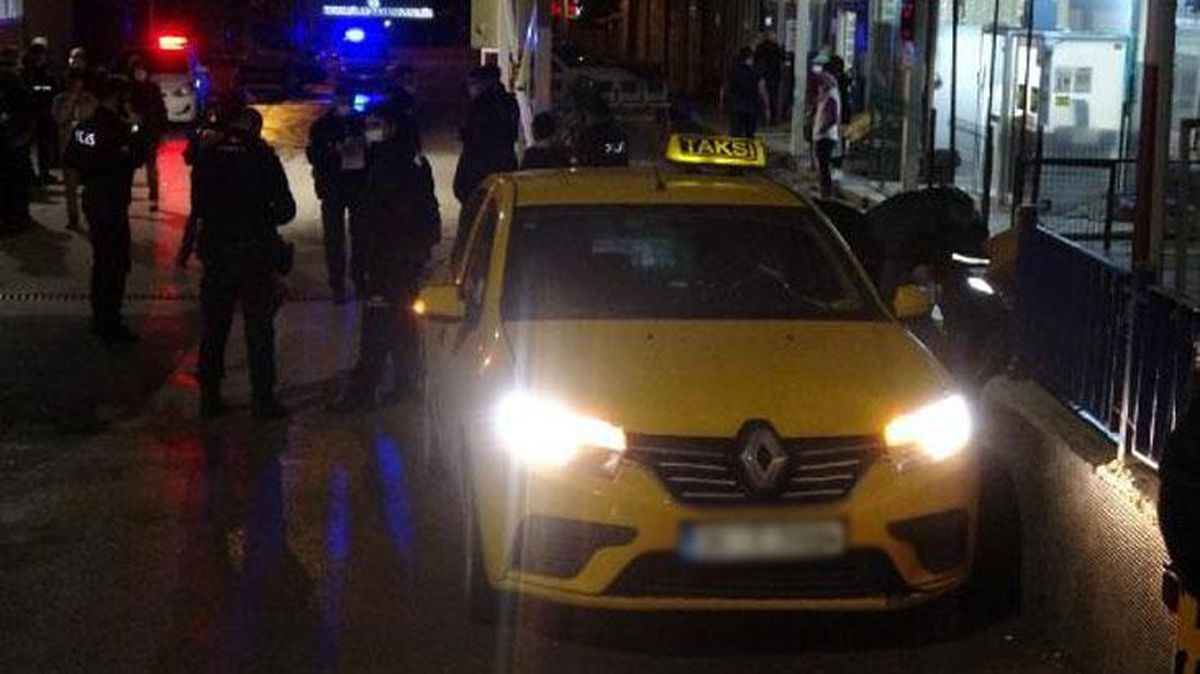 Arkadaşlarına çarpan taksiciyi bıçakladıktan sonra aracı alıp kaçtılar