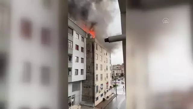Bir binanın çatısında çıkan yangın söndürüldü Bir binanın çatısında çıkan yangın söndürüldü