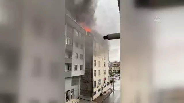 Bir binanın çatısında çıkan yangın söndürüldü Bir binanın çatısında çıkan yangın söndürüldü