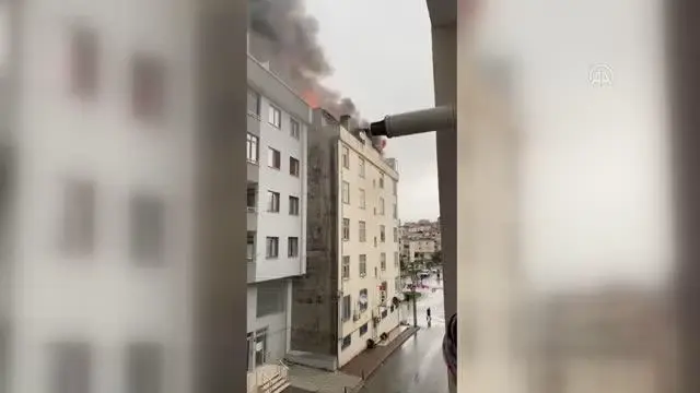 Bir binanın çatısında çıkan yangın söndürüldü Bir binanın çatısında çıkan yangın söndürüldü
