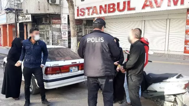 Bu görüntü polisi bile şaşırttı...Ehliyetsiz sürücü kısıtlamayı ihlal etti, otomobiline 9 kişi sığdırdı, Hasta ziyaretine gidiyorduk dedi