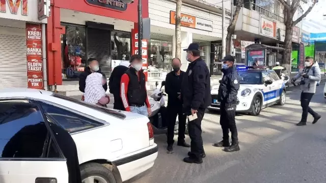 Bu görüntü polisi bile şaşırttı...Ehliyetsiz sürücü kısıtlamayı ihlal etti, otomobiline 9 kişi sığdırdı, Hasta ziyaretine gidiyorduk dedi
