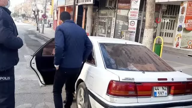 Bu görüntü polisi bile şaşırttı...Ehliyetsiz sürücü kısıtlamayı ihlal etti, otomobiline 9 kişi sığdırdı, Hasta ziyaretine gidiyorduk dedi
