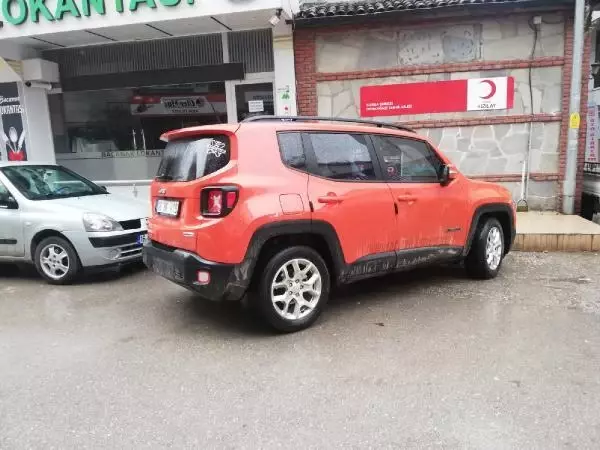 Çaldıkları cipte içki içerken yakalandılar Çaldıkları cipte içki içerken yakalandılar
