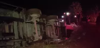 Çanakkale'de tavuk yüklü TIR, su kanalına devrildi