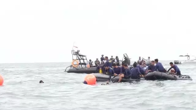 Endonezya'daki uçak kazasına ilişkin yeni kalıntı ve ceset parçaları bulundu (2) Endonezya'daki uçak kazasına ilişkin yeni kalıntı ve ceset parçaları bulundu (2)
