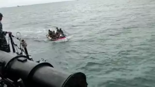 Endonezya Donanması yolcu uçağının düştüğü bölgede arama kurtarma çalışmalarını sürdürüyor (2) Endonezya Donanması yolcu uçağının düştüğü bölgede arama kurtarma çalışmalarını sürdürüyor (2)