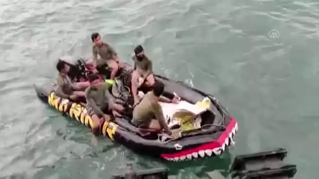 Endonezya Donanması yolcu uçağının düştüğü bölgede arama kurtarma çalışmalarını sürdürüyor (2) Endonezya Donanması yolcu uçağının düştüğü bölgede arama kurtarma çalışmalarını sürdürüyor (2)