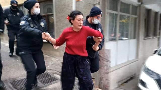 Geçen yıl mahalleyi havaya uçurmak isteyen kadın mahalleyi birbirine kattı! Polislere çaydanlıkla direndi