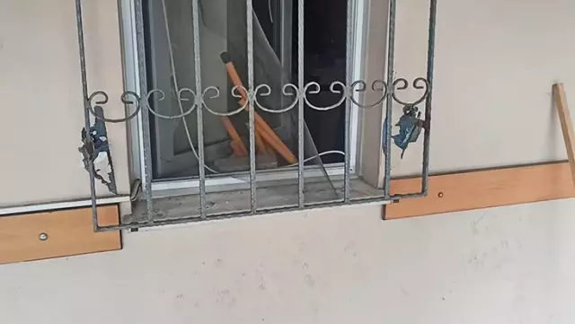 Hırsızlık yapmak için korkulukları söküp komplekse girdi, yakalanınca 'Arkadaşlardan saklanıyordum' dedi Hırsızlık yapmak için korkulukları söküp komplekse girdi, yakalanınca 'Arkadaşlardan saklanıyordum' dedi
