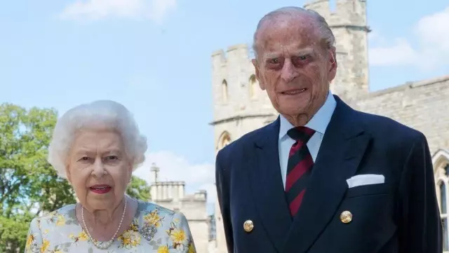 İngiltere'de Kraliçe Elizabeth ve eşi Prens Philip koronavirüs aşısı oldu İngiltere'de Kraliçe Elizabeth ve eşi Prens Philip koronavirüs aşısı oldu