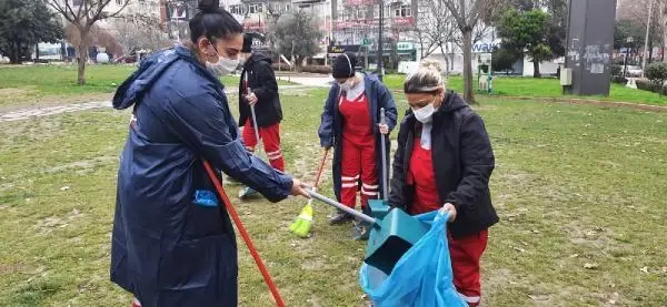 İzmit'in cadde ve sokaklarına kadın eli değdi İzmit'in cadde ve sokaklarına kadın eli değdi