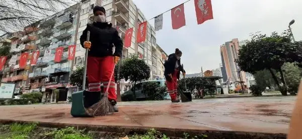 İzmit'in cadde ve sokaklarına kadın eli değdi İzmit'in cadde ve sokaklarına kadın eli değdi