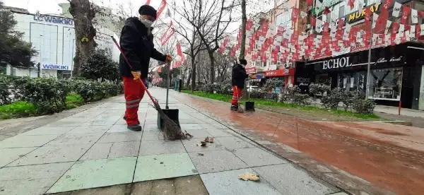 İzmit'in cadde ve sokaklarına kadın eli değdi İzmit'in cadde ve sokaklarına kadın eli değdi