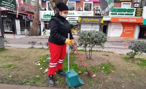 İzmit'in cadde ve sokaklarına kadın eli değdi İzmit'in cadde ve sokaklarına kadın eli değdi