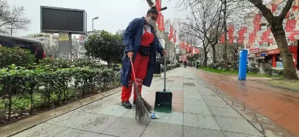 İzmit'in cadde ve sokaklarına kadın eli değdi İzmit'in cadde ve sokaklarına kadın eli değdi