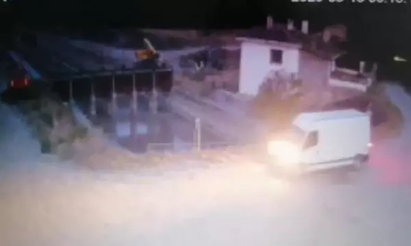 Kaymakamlıkta güvenlik görevlisi ile 4 arkadaşı kablo hırsızlığından tutuklandı Kaymakamlıkta güvenlik görevlisi ile 4 arkadaşı kablo hırsızlığından tutuklandı