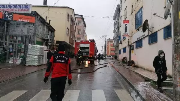 Kocaeli'de, çatıda çıkan yangın söndürüldü Kocaeli'de, çatıda çıkan yangın söndürüldü