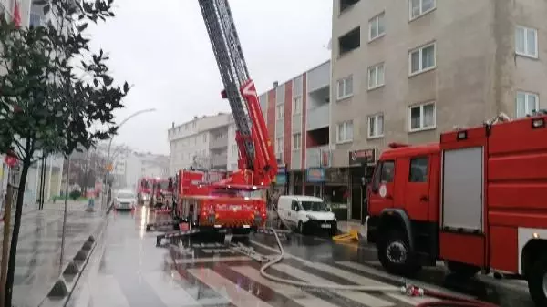 Kocaeli'de, çatıda çıkan yangın söndürüldü Kocaeli'de, çatıda çıkan yangın söndürüldü