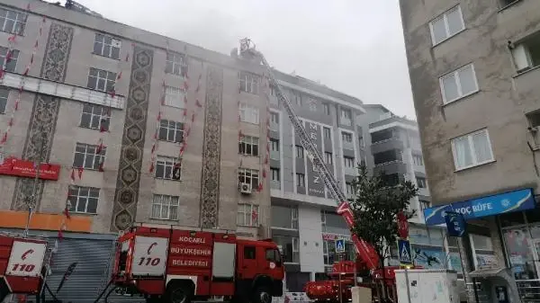 Kocaeli'de, çatıda çıkan yangın söndürüldü Kocaeli'de, çatıda çıkan yangın söndürüldü
