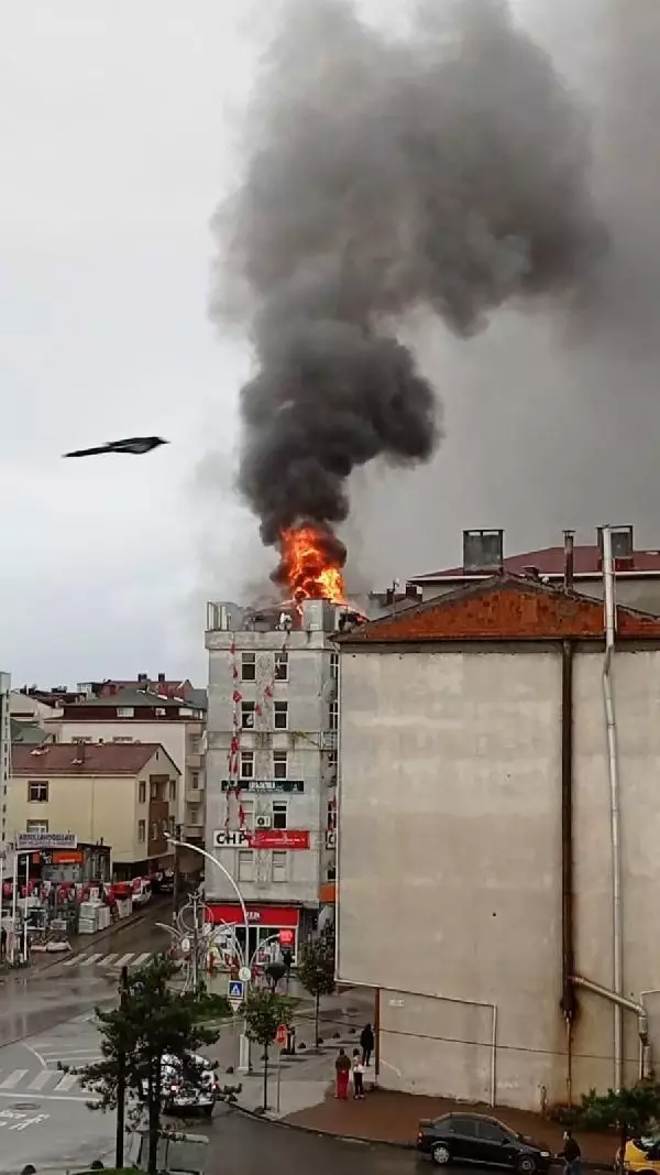 Kocaeli'de, çatıda çıkan yangın söndürüldü Kocaeli'de, çatıda çıkan yangın söndürüldü